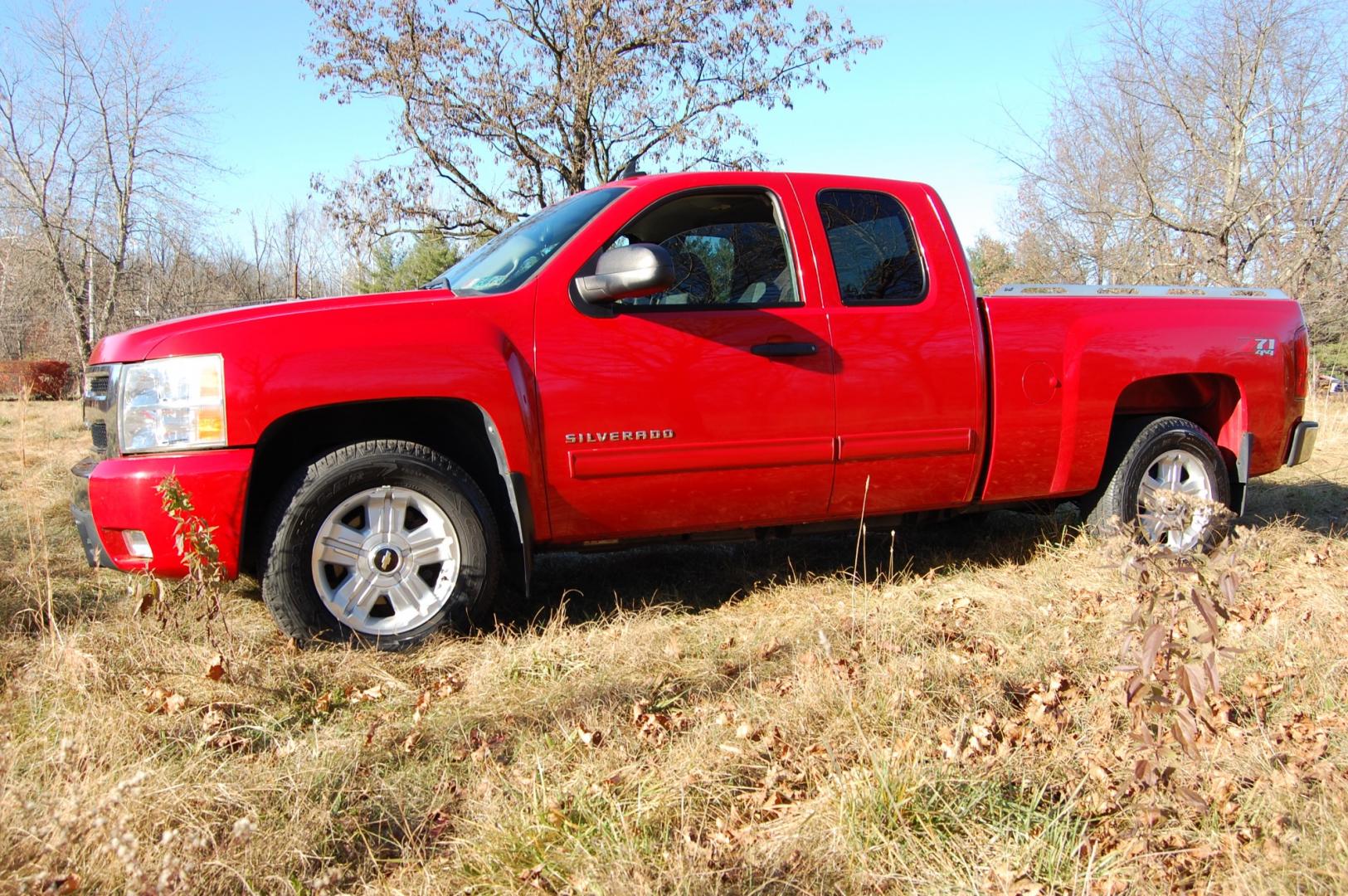 2010 RED /Black Cloth Chevrolet Silverado 1500 LT1 (1GCSKSE3XAZ) with an 5.3L V8 OHV 16V FFV engine, Automatic transmission transmission, located at 6528 Lower York Road, New Hope, PA, 18938, (215) 862-9555, 40.358707, -74.977882 - Here for sale is a very nice 2010 Chevrolet Silverado 1500 extended cab with a Z71 package. Under the hood is a strong running 5.3 liter V8 which puts power to 2 or 4 wheels via a smooth shifting automatic transmission. Features include; Black cloth interior, keyless entry, 2 remotes, 3 keys, cru - Photo#0